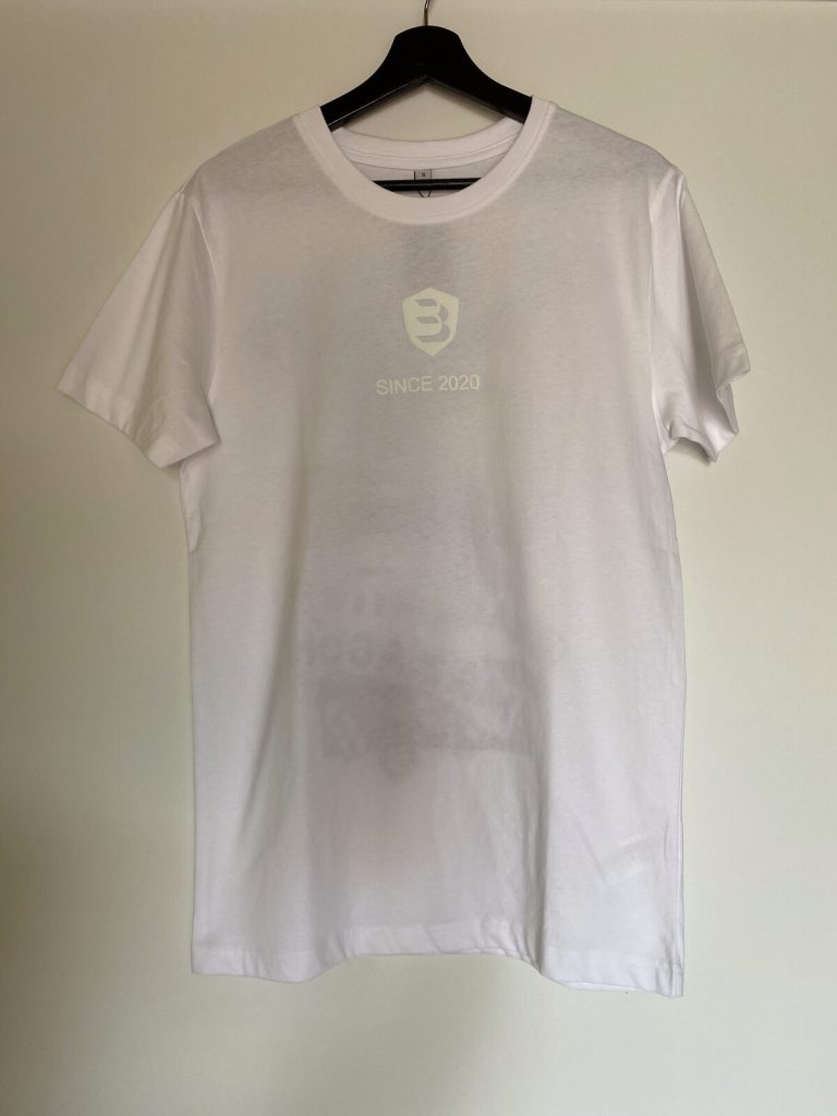 Camiseta escudo blanca tono sobre tono