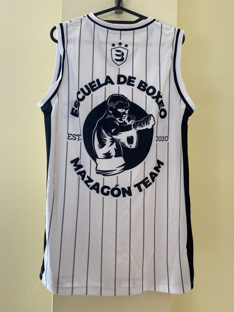 Camiseta de baloncesto Escuela de Boxeo Mazagón blanca