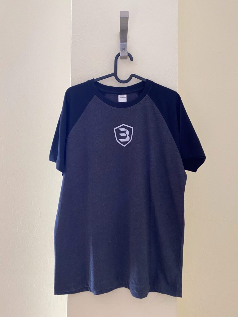 Camiseta raglan escudo azul