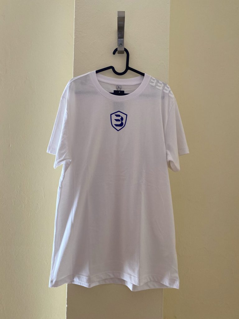 Camiseta escudo azul blanca