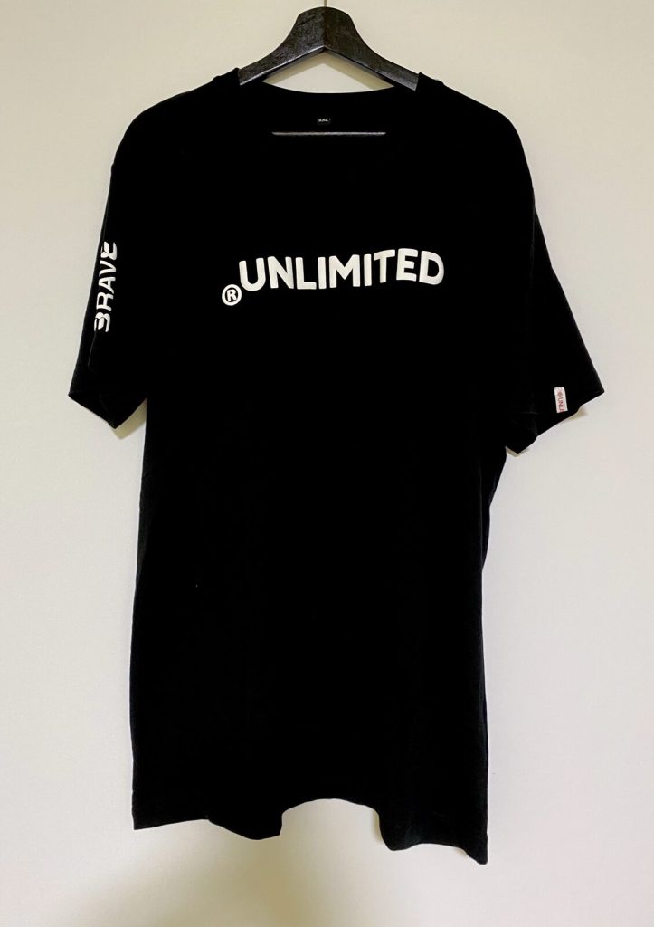 Camiseta Unlimited manga Brave negra